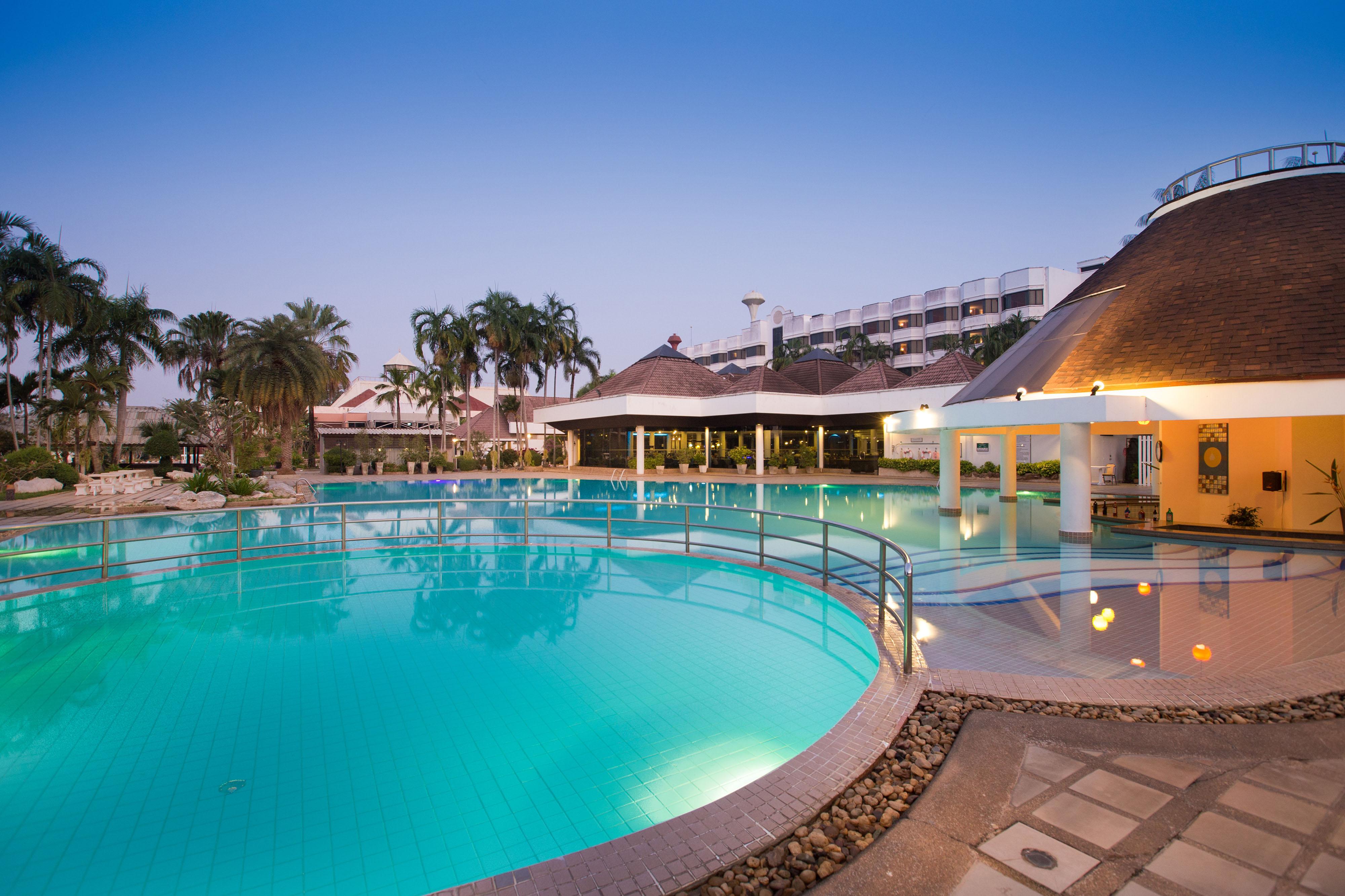 The Imperial Hotel & Convention Centre Phitsanulok Bagian luar foto